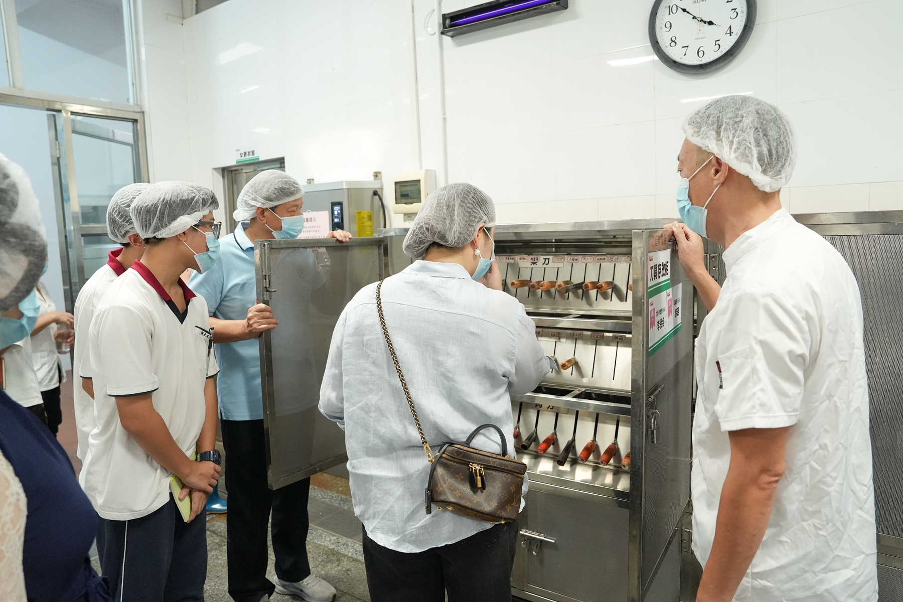 博文•舌尖上的安全 | 把食堂亮出来，让家长放下心——广东博文学校召开食堂现场办公会