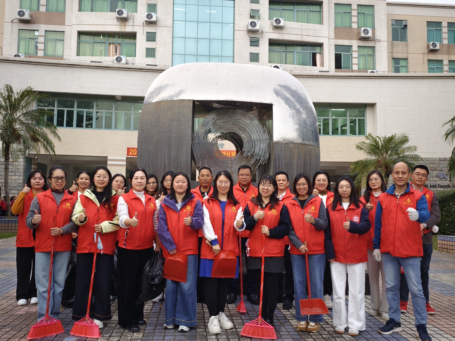 我为群众办实事 | 疏通“堵点” 守护校园 ——广东博文学校党员志愿者开展“我为群众办实事”清淤行动